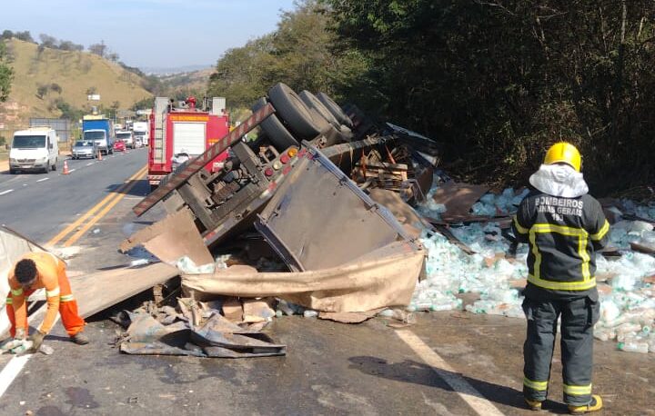 Carreta com carga de refrigerantes tomba em Itaúna na rodovia MG 050