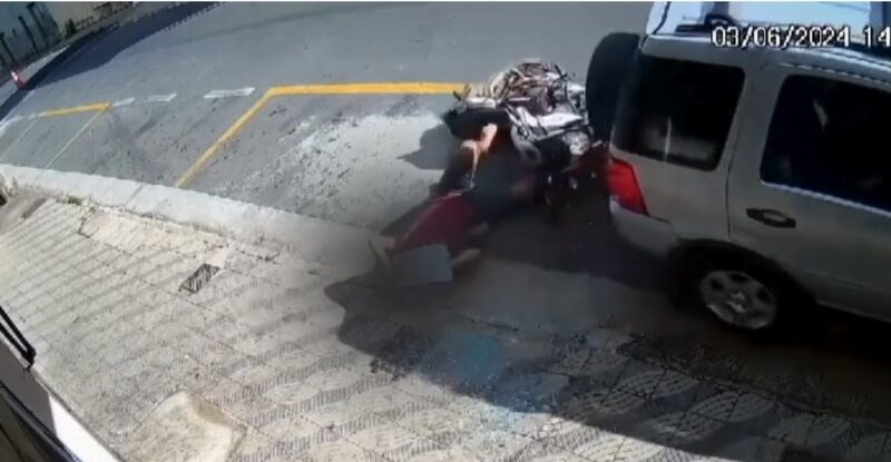 Vídeo: motociclista perde controle de direção ao passar por quebra-molas na rua Santana