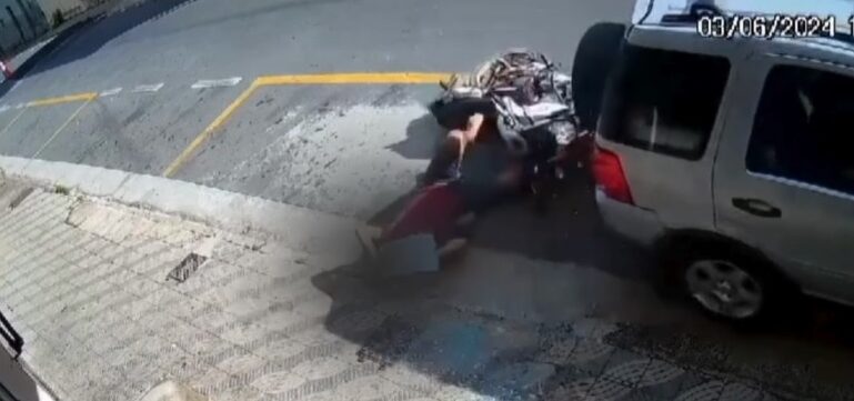 Vídeo: motociclista perde controle de direção ao passar por quebra-molas na rua Santana