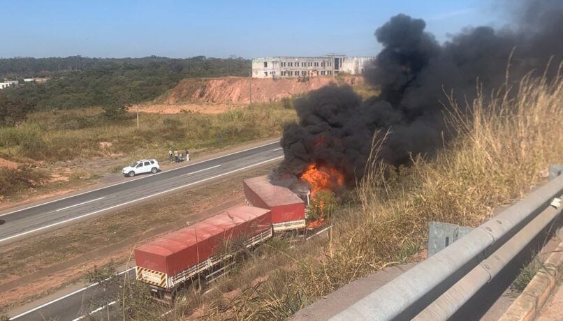 Vídeo: duas carretas se envolvem em acidente e pegam fogo na BR 262, Juatuba