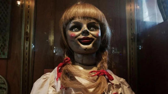 Vídeo: exposição com boneca original do filme Annabelle pega fogo no RJ