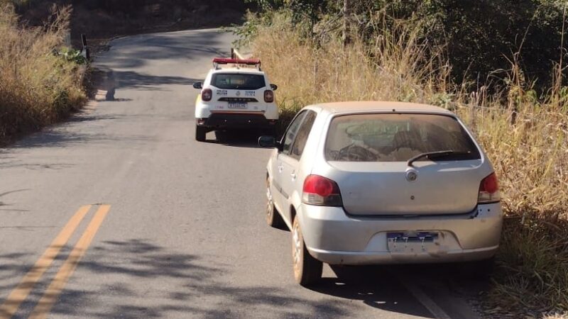 Carro furtado em Mateus Leme é recuperado abandonado em Itaúna