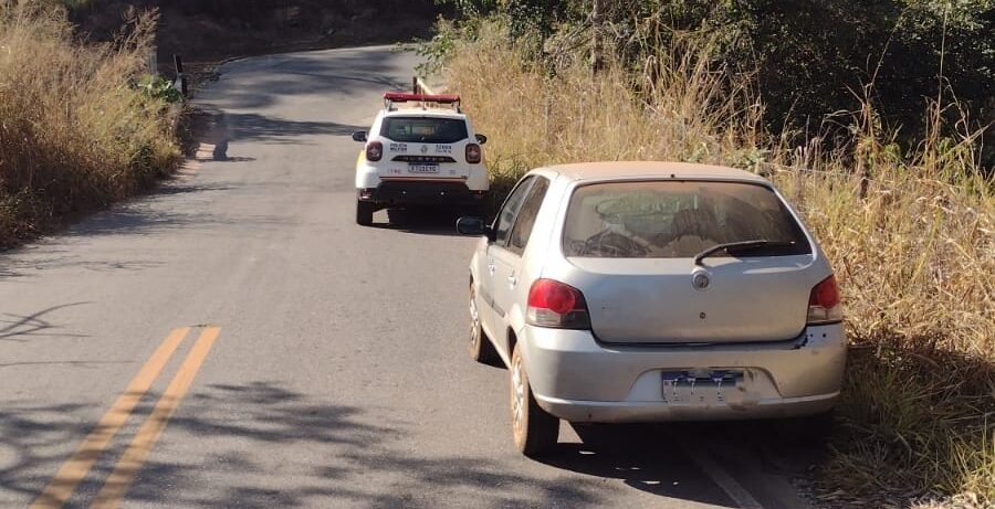 Carro furtado em Mateus Leme é recuperado abandonado em Itaúna