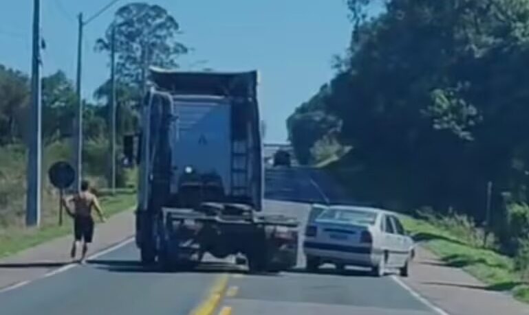 Vídeo: disputa em rodovia quase termina em tragédia em Curitiba