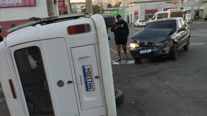 Falta de atenção provoca mais um acidente na rotatória da rua Silva Jardim