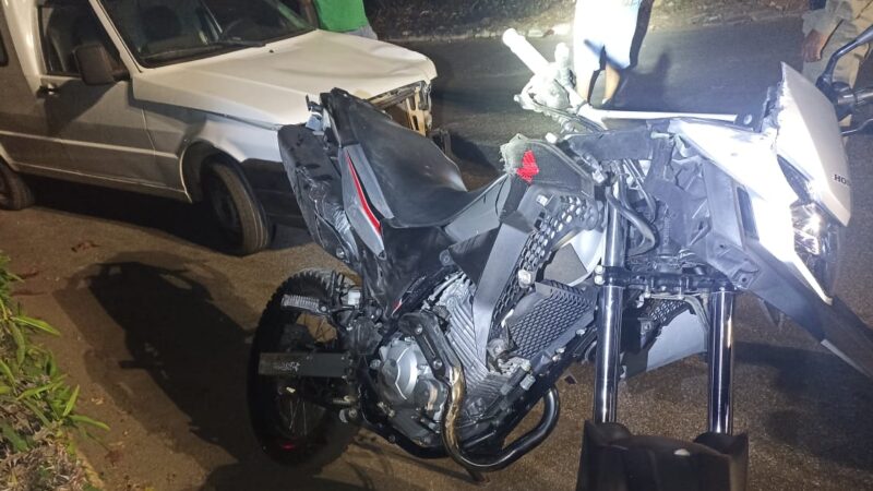 Colisão entre motocicleta e carro deixa dois feridos na MG 431, em Itaúna