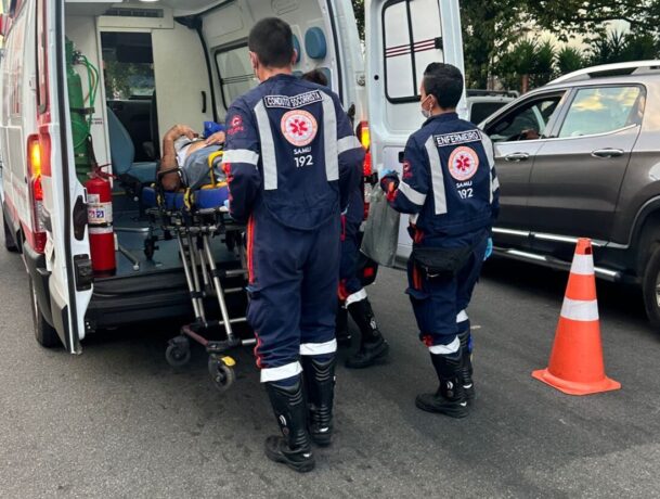 Motorista morre prensado a um poste ao tentar parar sua caminhonete