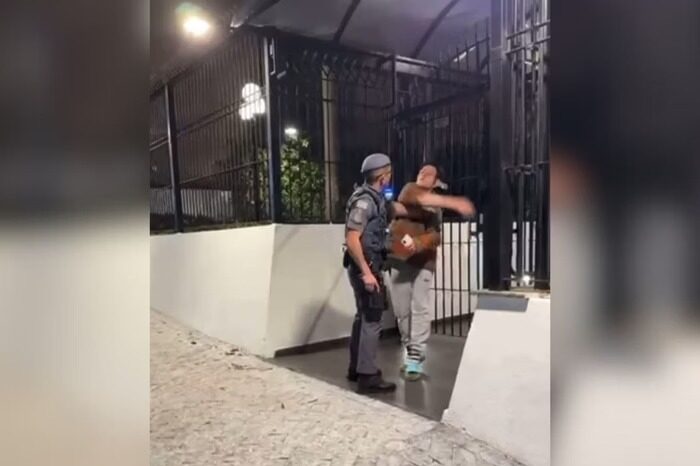 Vídeo- mulher presa por injúria racial agride PM com tapas: “o senhor vai tomar no meio do …”