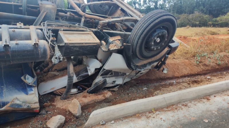 Caminhão pipa tomba na estrada do Aterro Sanitário e motorista fica preso às ferragens