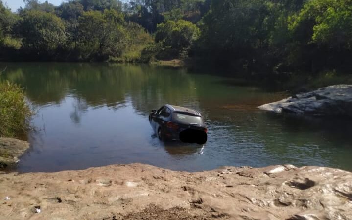 Carro furtado em Itaúna é encontrado dentro de lago da Água Viva