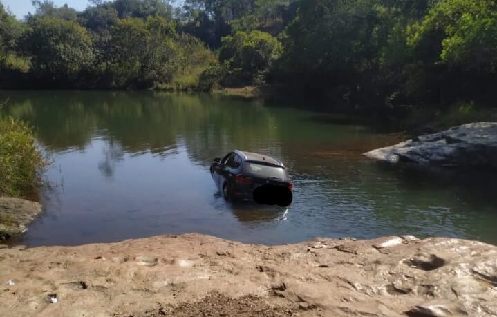 Carro furtado em Itaúna é encontrado dentro de lago da Água Viva