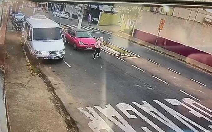 Vídeo: mulher se joga em frente de carro para simular acidente em MG