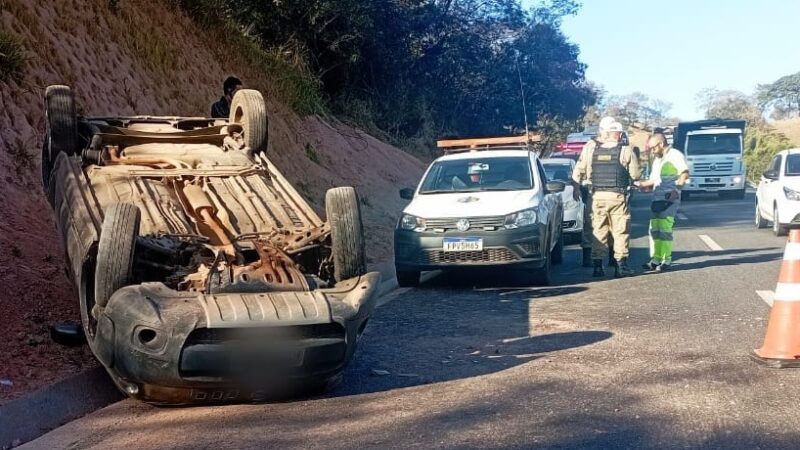 Para evitar colisão frontal condutora capota seu veículo na MG 050, em Itaúna