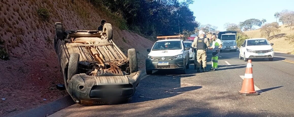 Para evitar colisão frontal condutora capota seu veículo na MG 050, em Itaúna