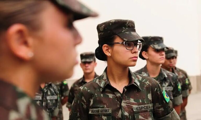 Mulheres poderão se alistar no serviço militar aos 18 anos já no próximo ano