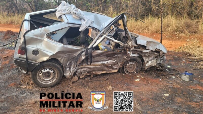 Três mortos e quatro feridos foi o resultado da colisão entre dois veículos na BR 352, em Abaeté