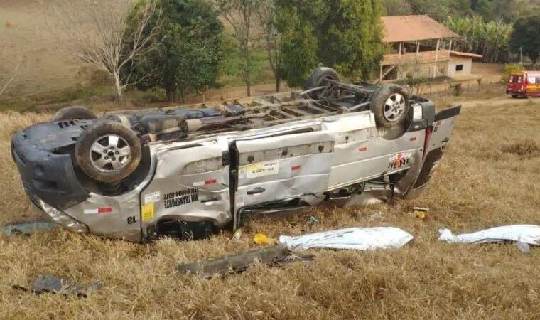 Van a caminho de velório capota, deixa duas mulheres mortas e 14 feridos em MG