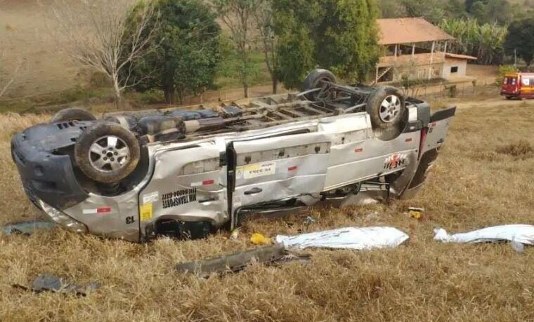 Van a caminho de velório capota, deixa duas mulheres mortas e 14 feridos em MG