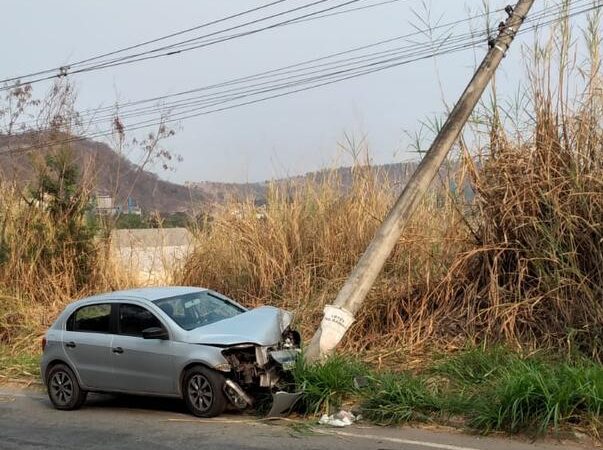 Motorista perde controle do carro no bairro Santanense e bate em poste