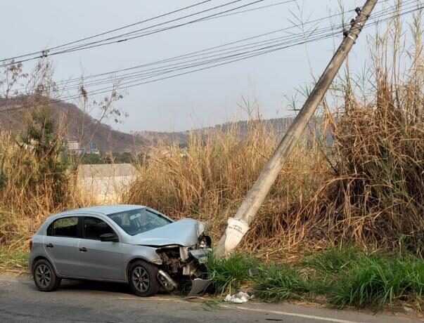 Motorista perde controle do carro no bairro Santanense e bate em poste