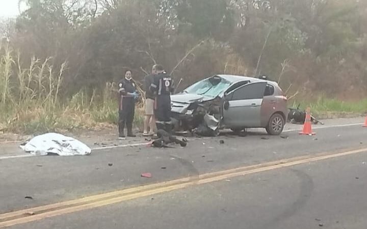 Motociclista bate de frente com carro e morre na hora na MG 431, em Itaúna