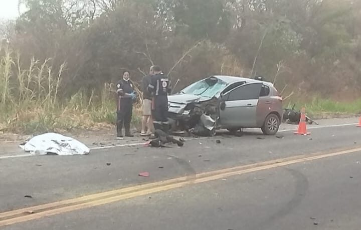 Motociclista bate de frente com carro e morre na hora na MG 431, em Itaúna