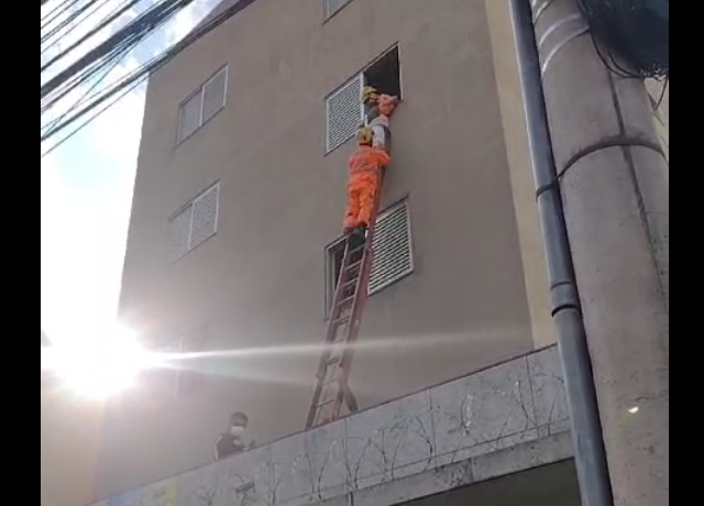 Vídeos: Bombeiros controlam incêndio causado por uma vela no bairro Cerqueira Lima