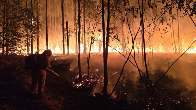 Vídeo: botijão de gás cai de caminhão e provoca explosão e incêndio ao bater em outro veículo