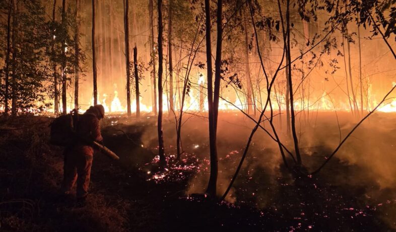 Vídeo: botijão de gás cai de caminhão e provoca explosão e incêndio ao bater em outro veículo