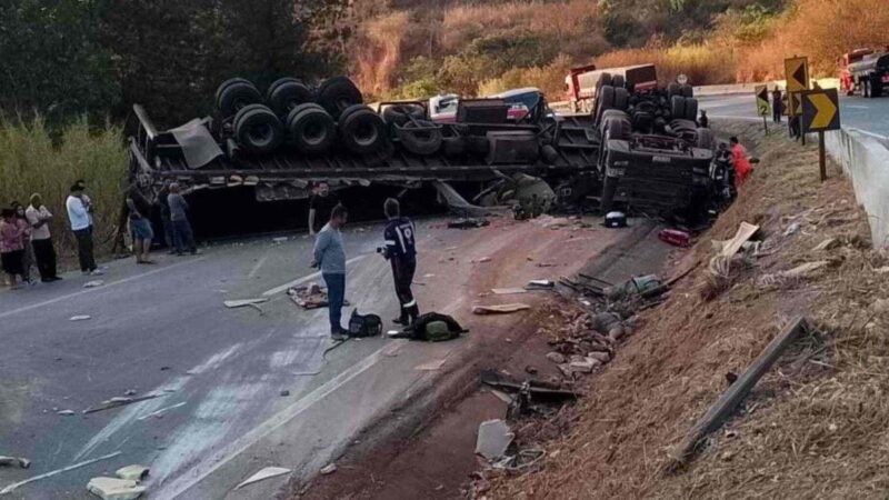 Carreta invade pista contrária e motorista é ejetado na BR-262, em Juatuba