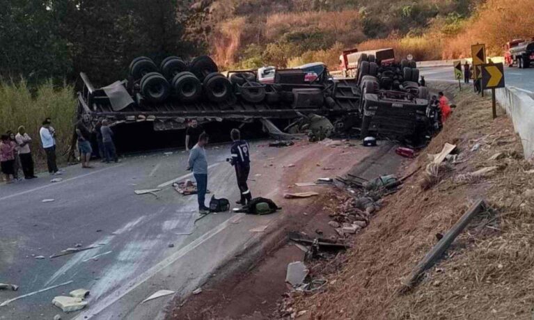 Carreta invade pista contrária e motorista é ejetado na BR-262, em Juatuba