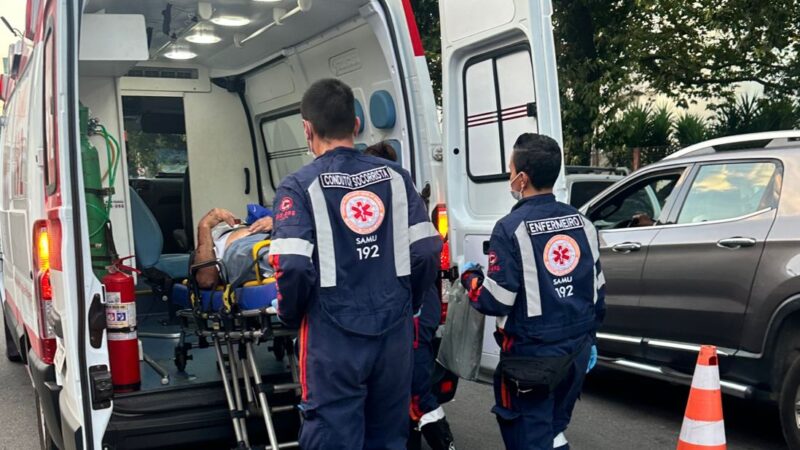 Locomotiva quase atropela homem que fica ferido na cabeça, em Itaúna