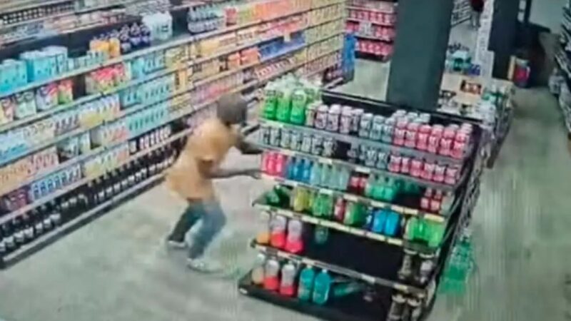 Vídeo: homem em surto destrói supermercado e provoca prejuízo de R$ 8 mil em Minas