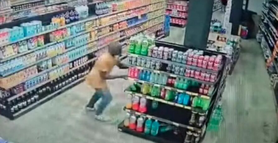 Vídeo: homem em surto destrói supermercado e provoca prejuízo de R$ 8 mil em Minas