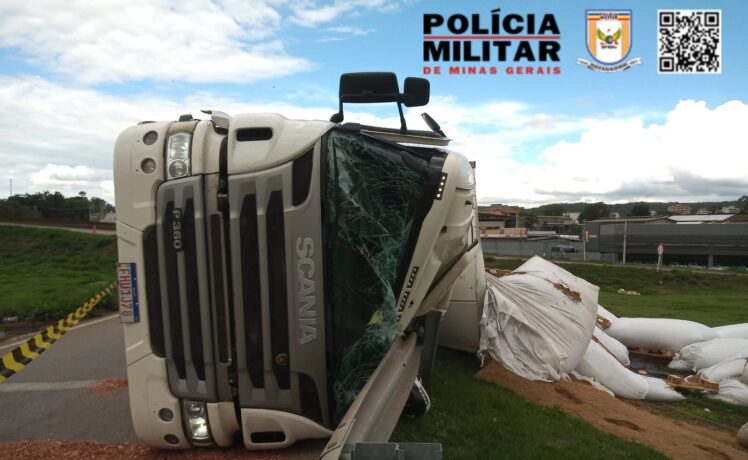 Carreta carregada com farinha de ossos tomba no trevo de Itaúna