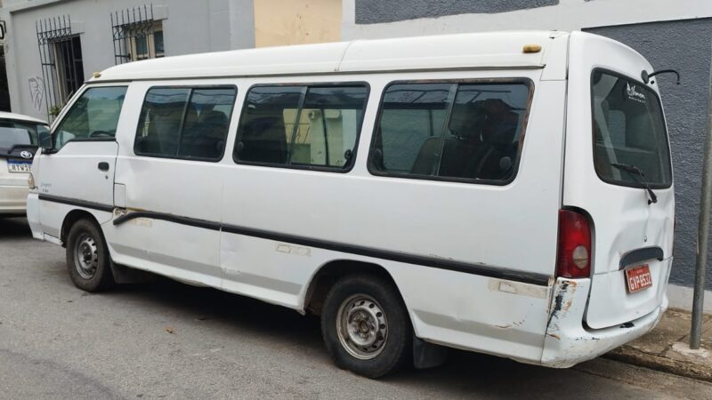 Van abandonada na rua prejudica estacionamento de profissionais que trabalham no local