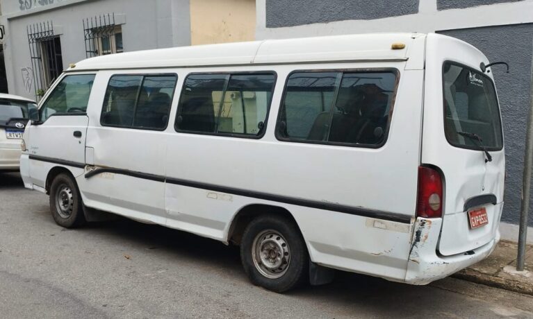 Van abandonada na rua prejudica estacionamento de profissionais que trabalham no local