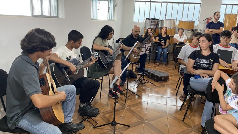 Projeto da Lira São Sebastião leva aprendizado de música a pessoas de todas as idades