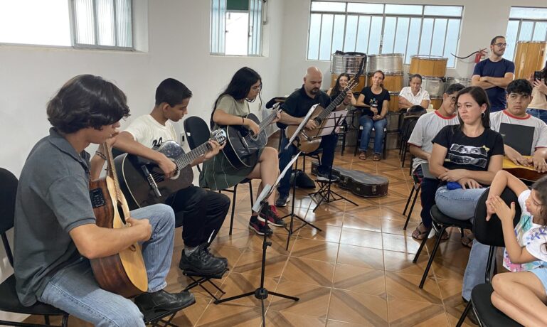 Projeto da Lira São Sebastião leva aprendizado de música a pessoas de todas as idades