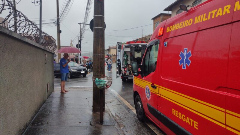 Três pessoas ficam feridas em acidente entre carro e motocicleta no bairro Morro do Sol