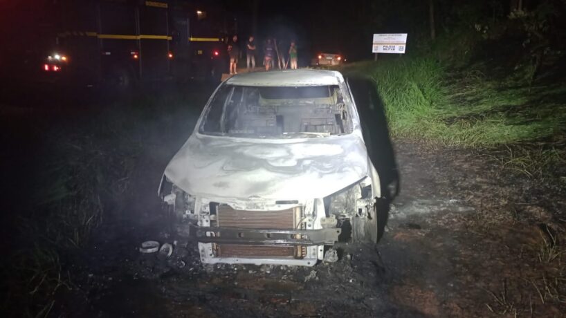 Corpo carbonizado é encontrado dentro do porta-malas de carro em chamas na MG 050, Itaúna