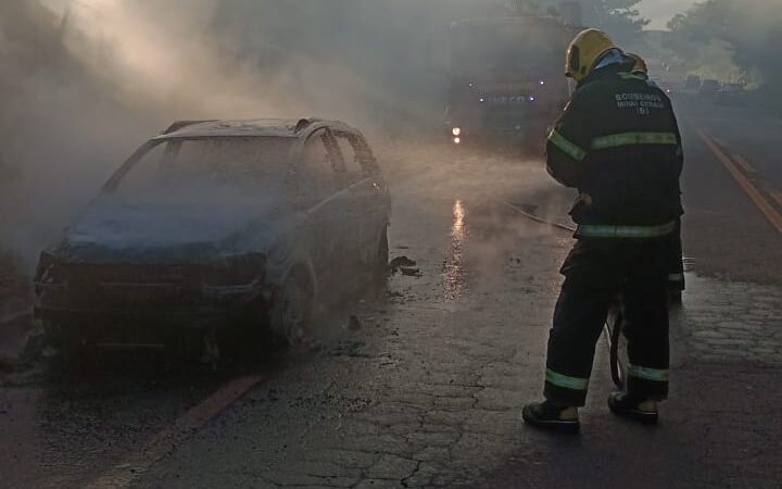 Motor pega fogo e veículo é totalmente incendiado na rodovia MG 431