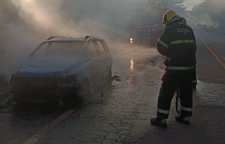 Motor pega fogo e veículo é totalmente incendiado na rodovia MG 431