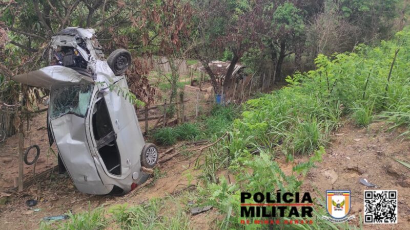 Depois de colidir e capotar, carro para de pé apoiado em árvores de uma cerca