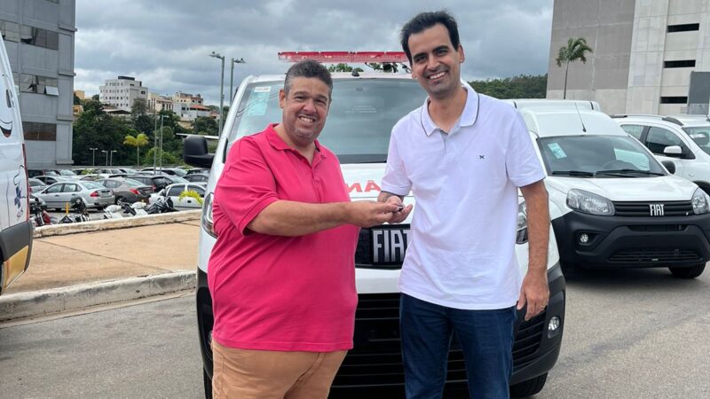 Itaúna recebe ambulância por intermédio do vereador Léo Alves, junto ao deputado Cristiano Xavier