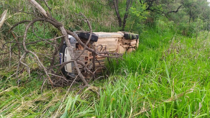 Veículo capota na MG 431, em Itaúna; ninguém se feriu