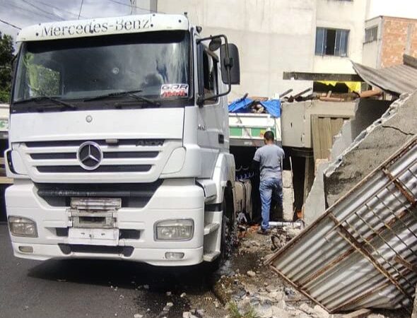 Vídeo: acidente com um caminhão atinge uma residência em Divinópolis; uma mulher fica ferida