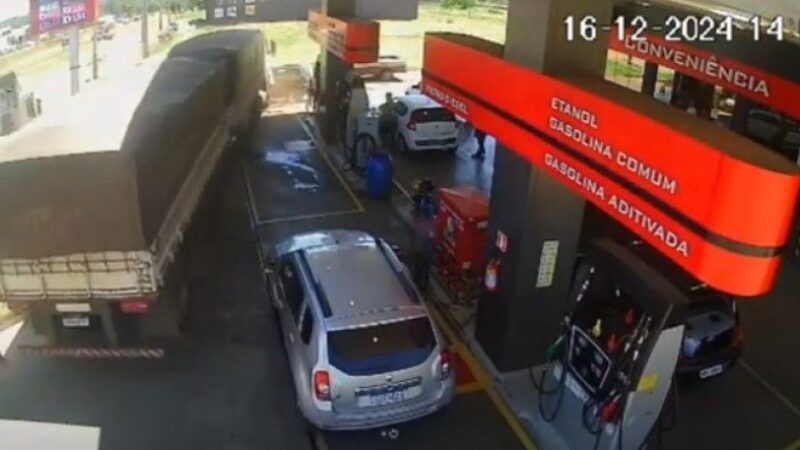 Vídeo: carreta invade posto de combustíveis, colide contra carros e quase atropela motoristas