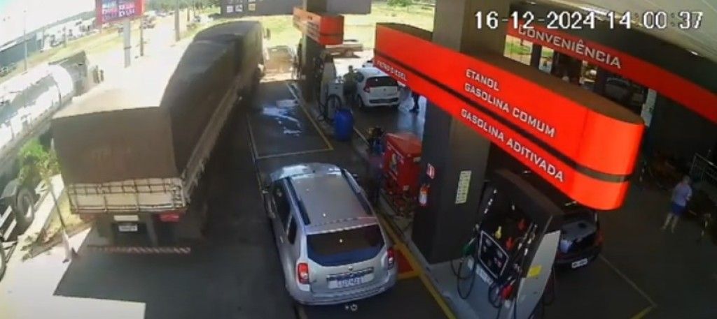 Vídeo: carreta invade posto de combustíveis, colide contra carros e quase atropela motoristas