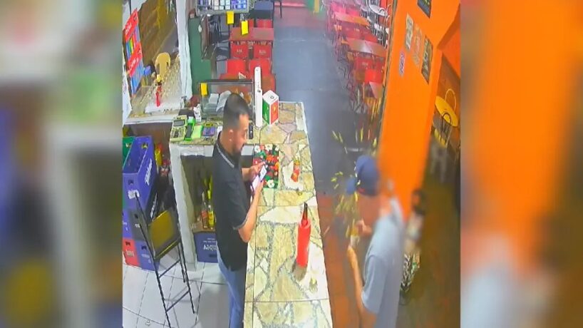 Vídeo: coxinha explode e provoca queimaduras no rosto de homem em Curitiba